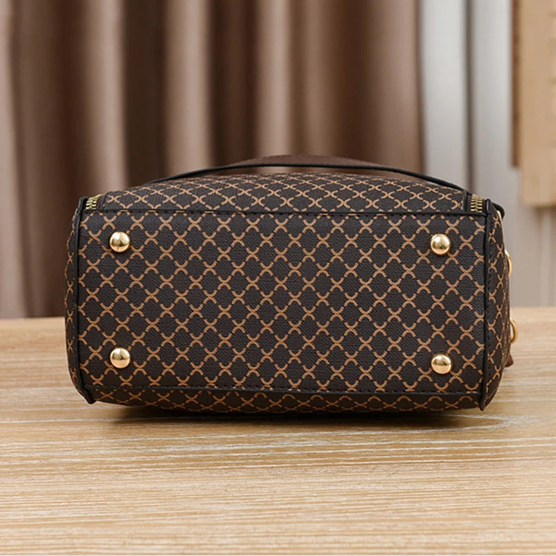Single Shoulder Straddle Purse.
